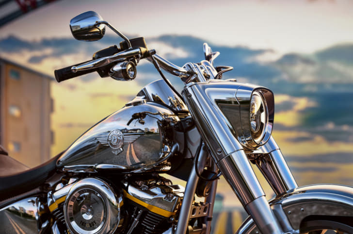 Gets an ultra-polished surface achieved through a physical vapour deposition (PVD) process